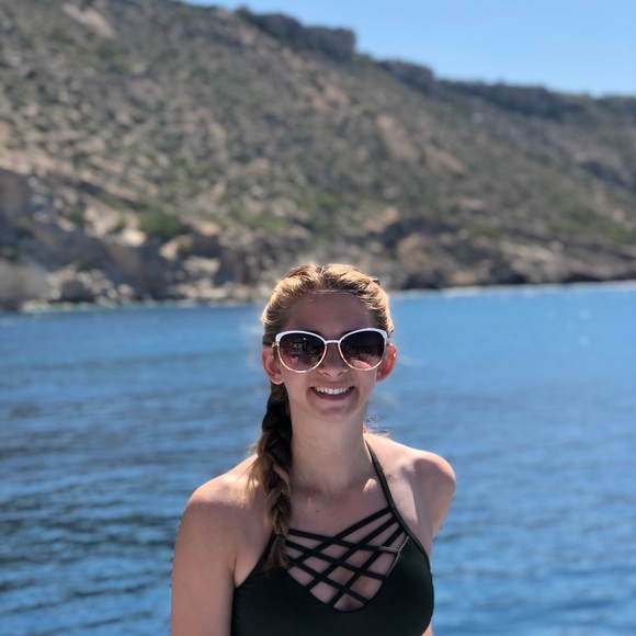 Meet Your Posher, Nicole - Picture 7 of 7